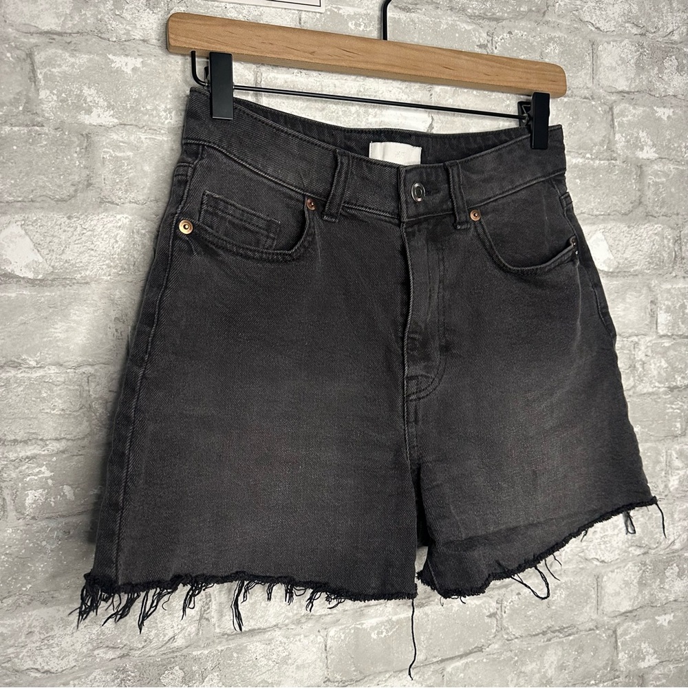 EUC H&M Women’s Black Denim Cut Off Shorts Size 6 / 26in Waist (No Size Tag) - Picture 2 of 16